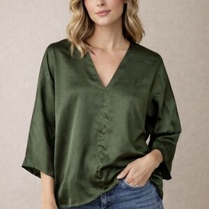 Banana Republic Petite Medium Olive Green Satin Blouse V-Neck 3/4 Sleeve Elegant